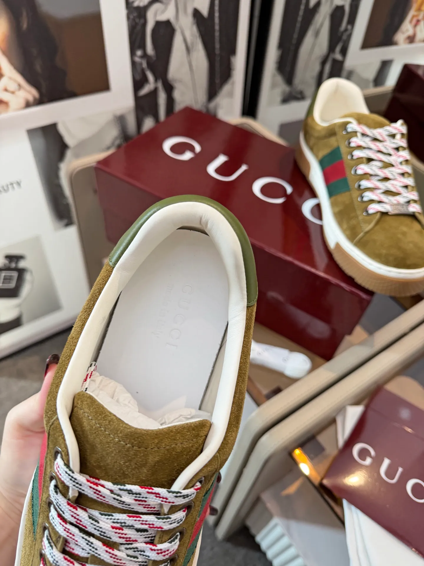 [G Home] P: 580💰 Men's model, Sizs: 39-44 (customized at 45) GUCCI classic design, casual elements, catwalk model. This pair of top-quality GUCCI shoes, with pure white as the main tone, shows elegance. The iconic red and green webbing embellishment instantly demonstrates the brand's charm and trendy attitude without the need for too many words. The upper material is delicate and feels comfortable, making every step feel like walking on the clouds. Exquisite details, such as shiny decorations and unique metal buckles on the shoes, add highlights to the overall look, giving off a unique brilliance inadvertently. Whether paired with casual jeans for a casual look or paired with a simple dress for a gentle and romantic look, it can be easily worn and becomes a versatile item in your wardrobe. Choose it and embark on a journey that combines style and comfort, making every trip a fashion show.